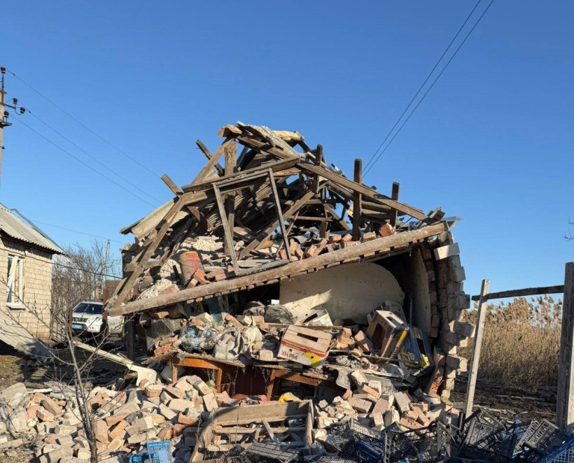 Зруйнований будинок після ворожого обстрілу