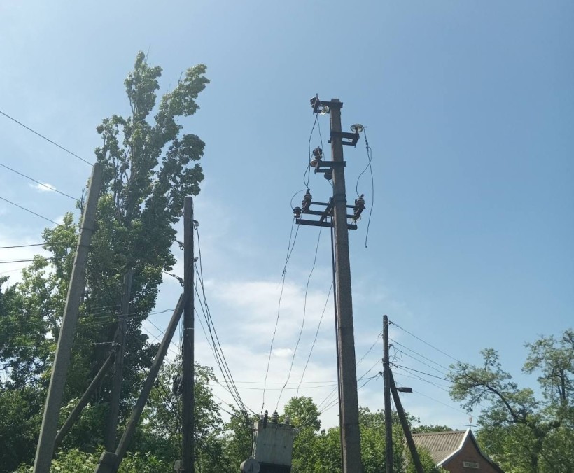 Електроопора та трансформатор, які окупанти пошкодили обстрілом.