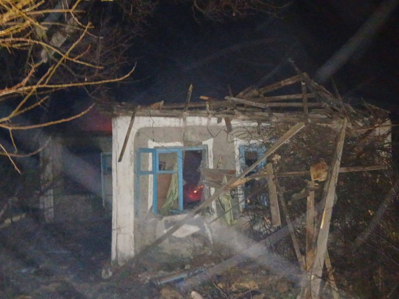 Зруйнований будинок після ворожого обстрілу