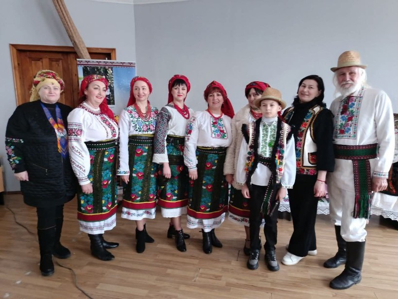 Ганна (ліворуч) - активна учасниця народного вокально-інструментального ансамблю «Смерічка»