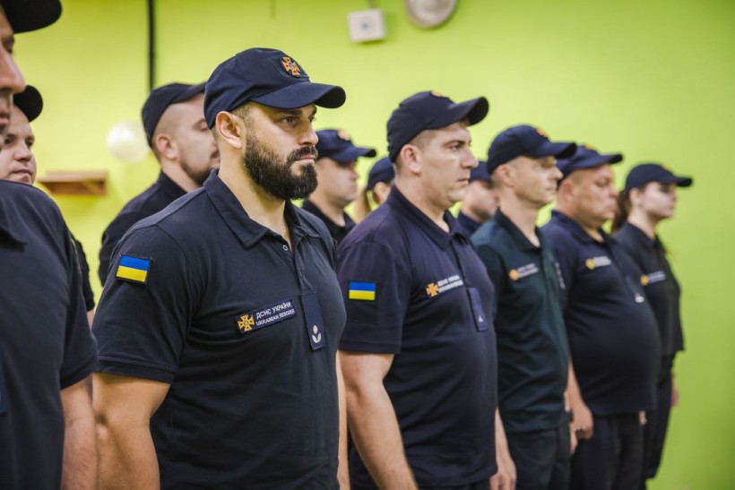 Рятувальники Донеччини стоять в строю перед нагородженням.