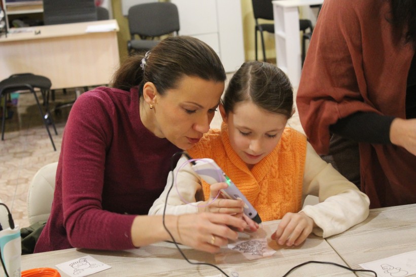 діти створюють 3D малюнки новорічних прикрас