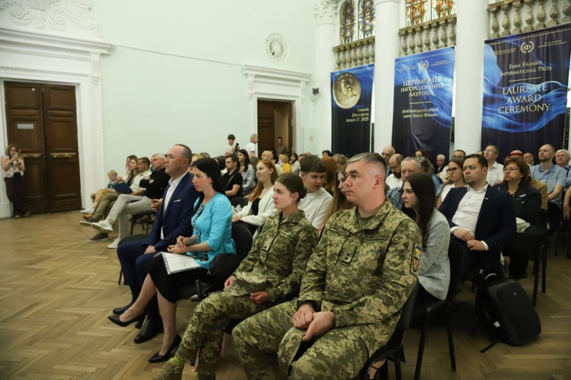Учасники урочистого зібрання