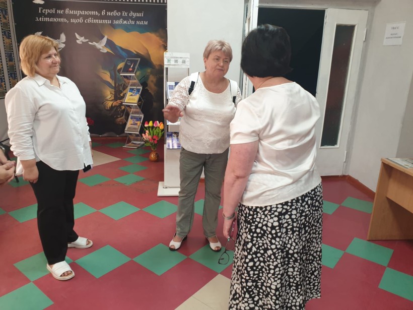 Представниці Селидовської громади та управління сімʼї, молоді та масових заходів національно-патріотичного виховання Донецької облдержадміністрації спілкуються.