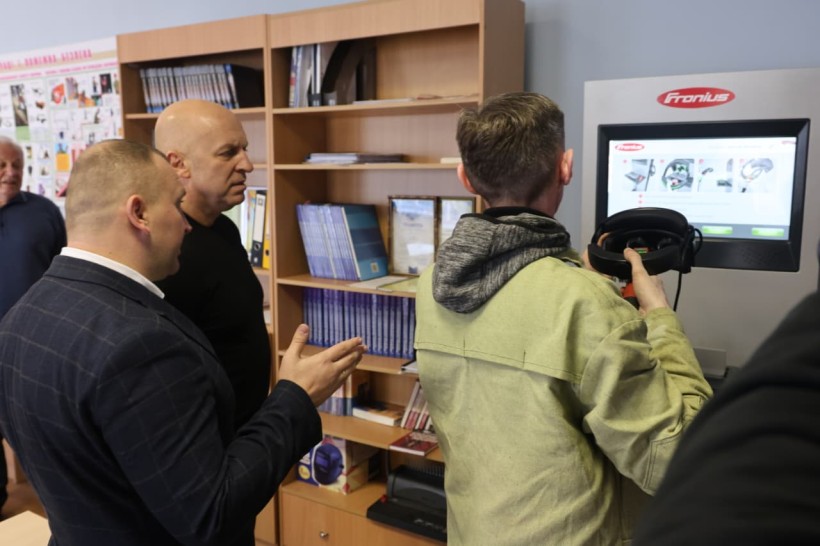 Навчальний клас. Вадим Філашкін уважно дивиться на єкран монітора під час робочого процесу.