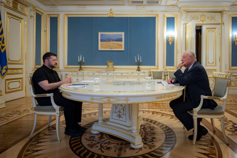 Володимир Зеленський сидить за столом з Кітом Келлогом.
