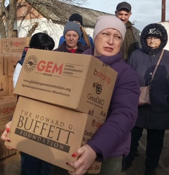 Представники Благодійної організації Благодійного фонду «GLOBAL EMPOWERMENT MISSION» GEM на постійній основі забезпечують мешканців Донеччини продуктовими наборами та питною водою, самостійно доставляючи допомогу у найвіддаленіші куточки області