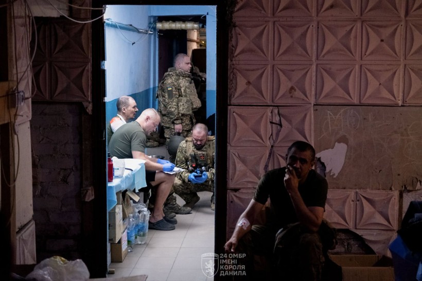 Бригада парамедиків, сидять у коридорі медичного пункту.