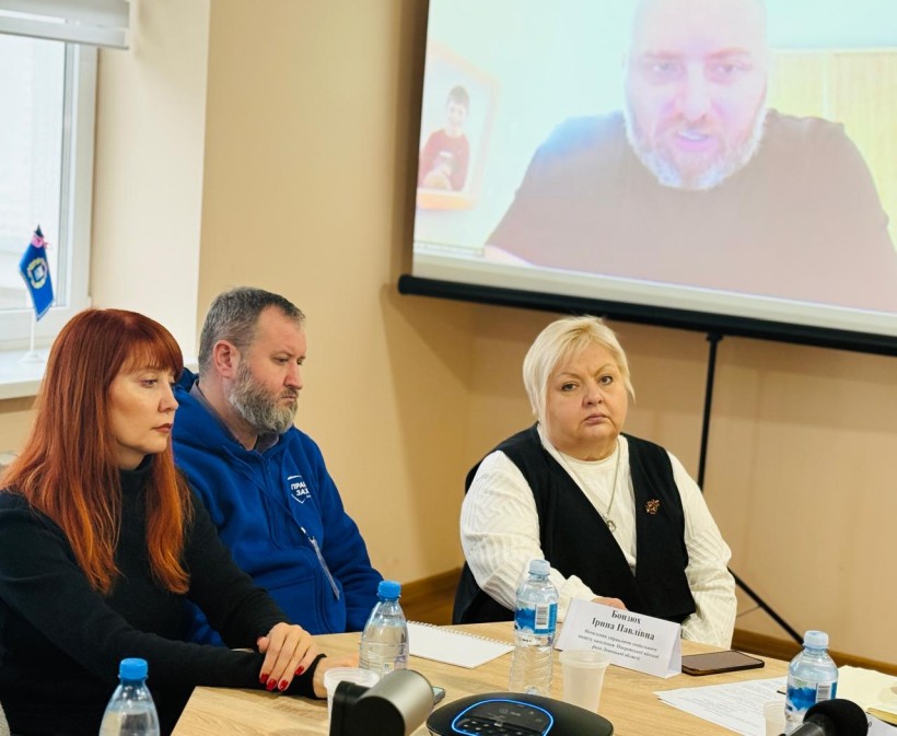 Учасники зустрічі разом з Іриною Бонзюх, начальником управління соціального захисту населення Покровської міської ради, яка розповідає про стан реалізації ветеранської політики та плани на 2026 рік