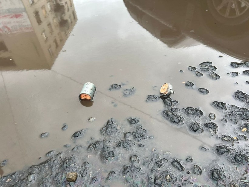 Уламки боєприпісів в калюжі після ворожого обстрілу Слов'янська