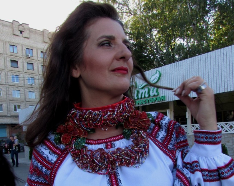 Олена Голубцова - креативна й талановита жінка, письменниця і поетеса, авторка й виконавиця пісень, майстриня на всі руки і берегиня нематеріальної культурної спадщини.