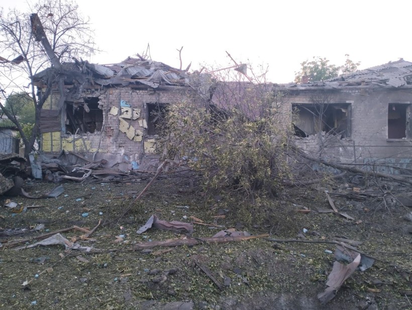 Зруйнований будинок після ворожого обстрілу