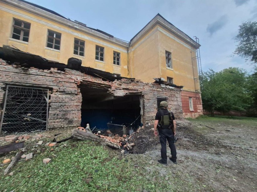 Зруйнована господарська будівля після ворожого обстрілу