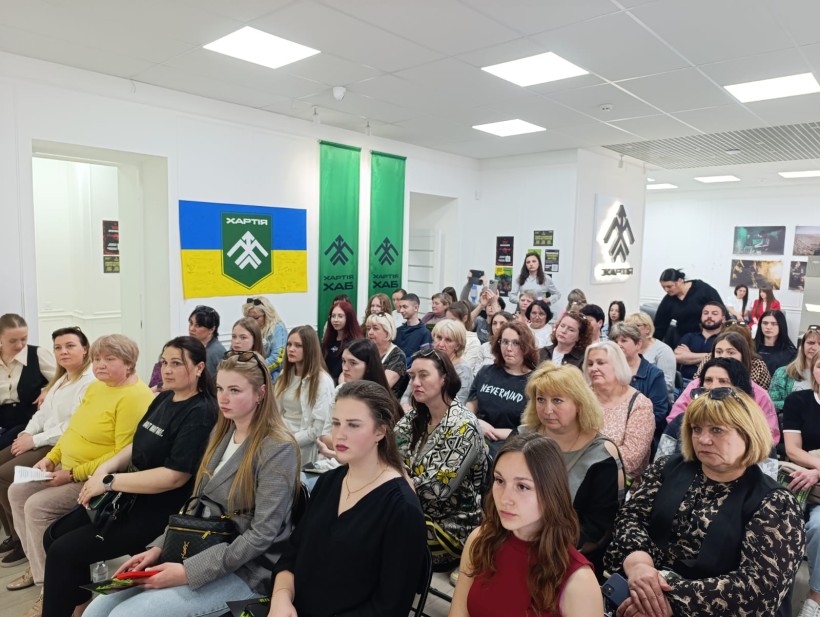 Учасники заходу детально слухають про українське націоналістичне підпілля
