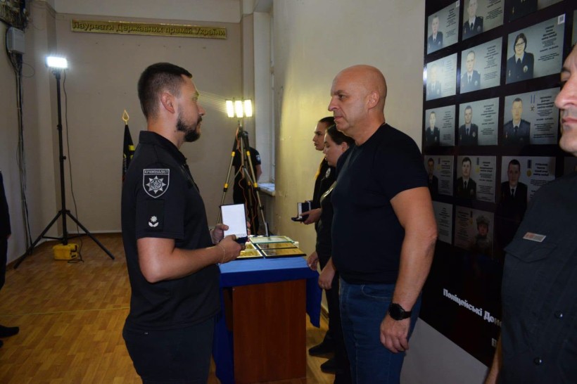 Вадим Філашкін вручає правоохоронцю подяку