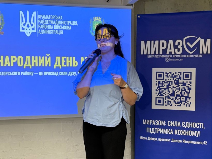 Учасниця молодіжного заходу,який відбувався у місті Дніпро. Тримає мікрофон та розповідає про зустріч.