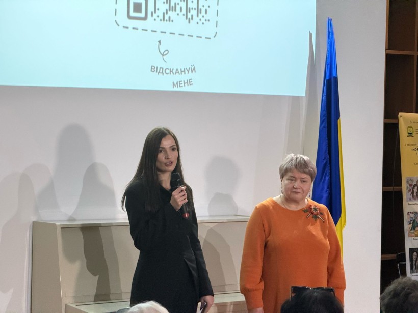 Вітальні слова до учасників керівниці апарату Донецької облдержадміністрації Олександри Журавель та начальниці управління сім’ї, молоді та масових заходів національно-патріотичного виховання облдержадміністрації Лілії Золкіної
