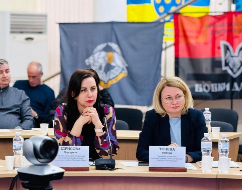 Вікторія Точена та Маргарита Ідрисова уважно дивляться презентації