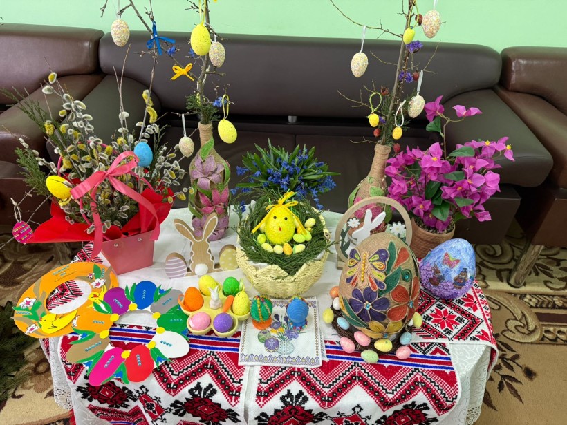 Паперові великодні курчата; барвисті крашанки; святкові віночки для декору створені підопічними