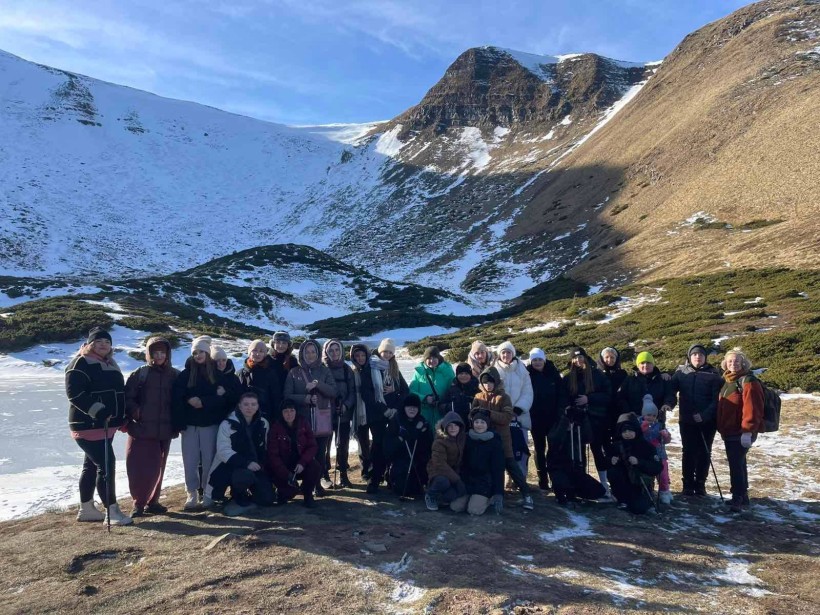 Спільне фото родин загиблих захисників,які відпочивають в таборі "Файта".
На задньому плані величні карпатські краєвиди.