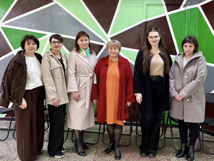 Начальник управління сім’ї, молоді та масових заходів національно-патріотичного виховання Донецької ОДА Лілія Золкіна та представники громад.