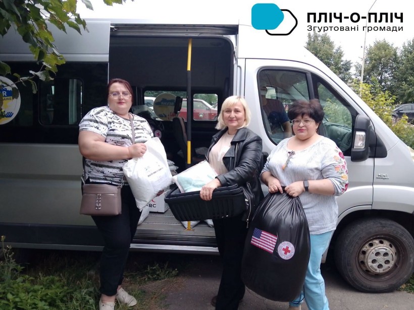 Представниця Червоного Хреста передає гуманітрану допомогу для Торецького терцентру