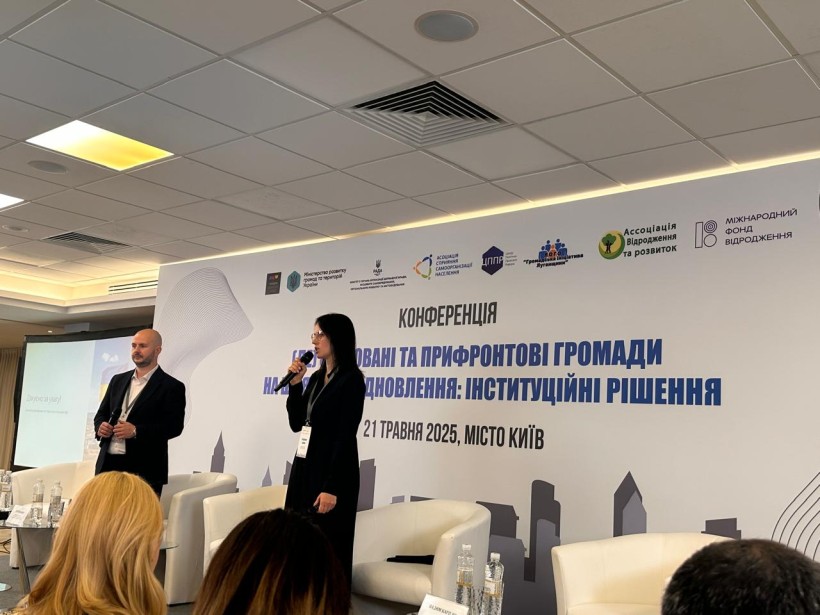 Ведучі конференції виступають перед учасниками