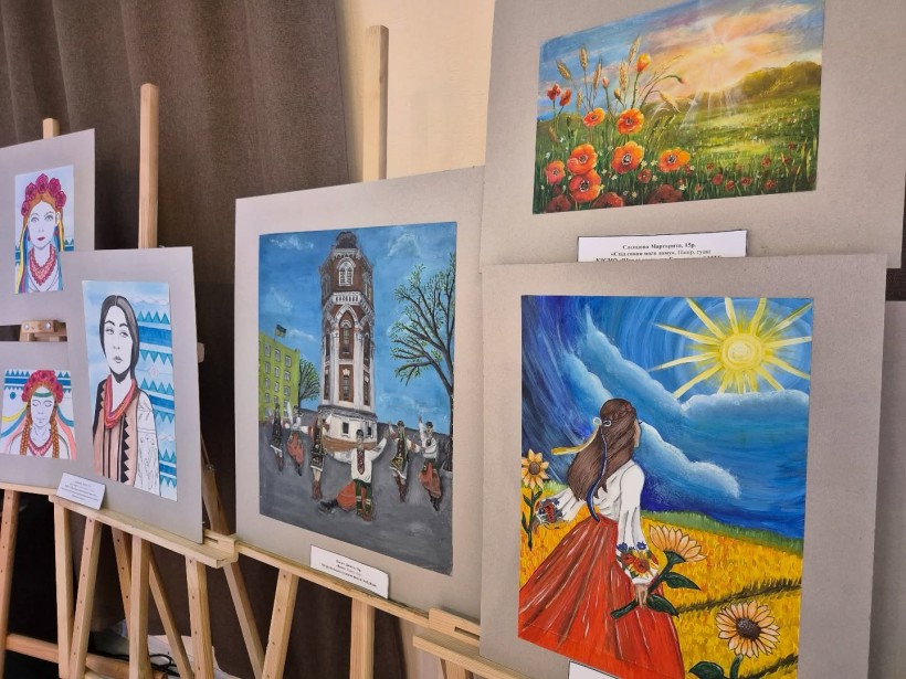 У культурно-освітньому хабі «Покровський код» у Дніпрі до Дня захисту дітей відбулась виставка учнів мистецьких шкіл Донеччини