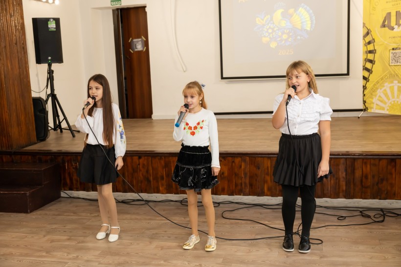 Три дівчини співають на сцені
