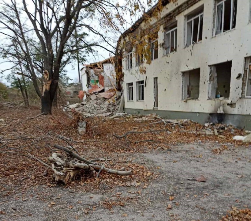 Зруйнований окупантами освітній заклад з вибитими вікнами