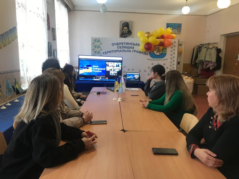 Молодь бере участь у онлайн-зустрічі між Очеретинською та Верхівцевською громадами