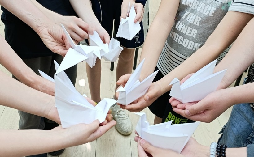 Діти під час заходу-реквієму виготовляють паперових журавликів
