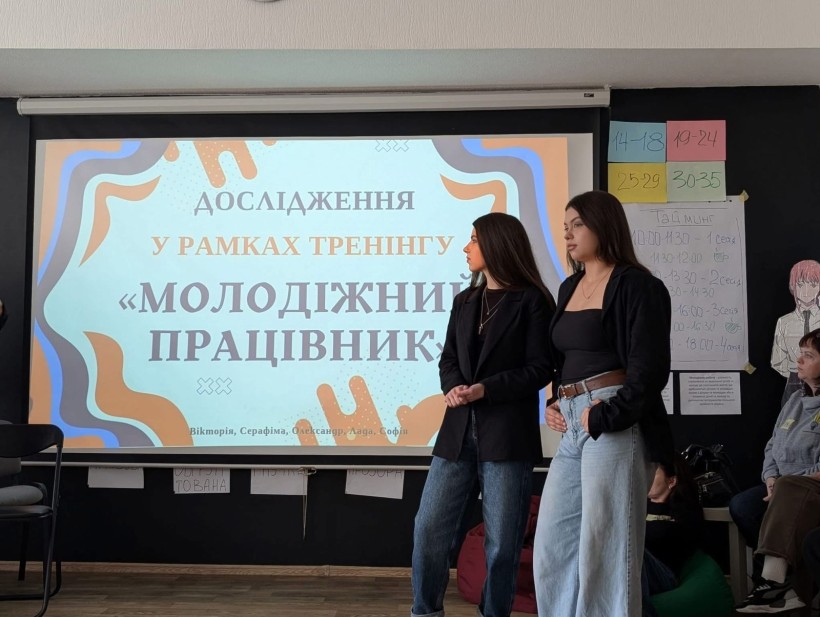 Працівниця відділу культури, молоді та спорту Мирненської селищної військової адміністрації Вікторія Олійник на тренінгу «Молодіжний працівник»