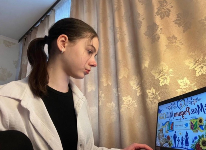 Учасниця зустрічі за ноутбуком