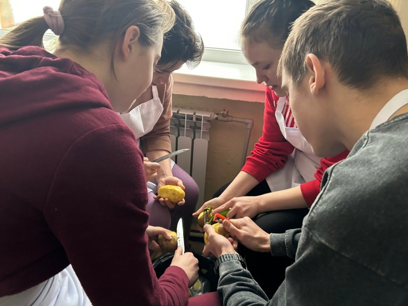 Учні та викладач Торецького професійного ліцею проходять психосоціальне розвантаження за допомогою спільного приготування їжі