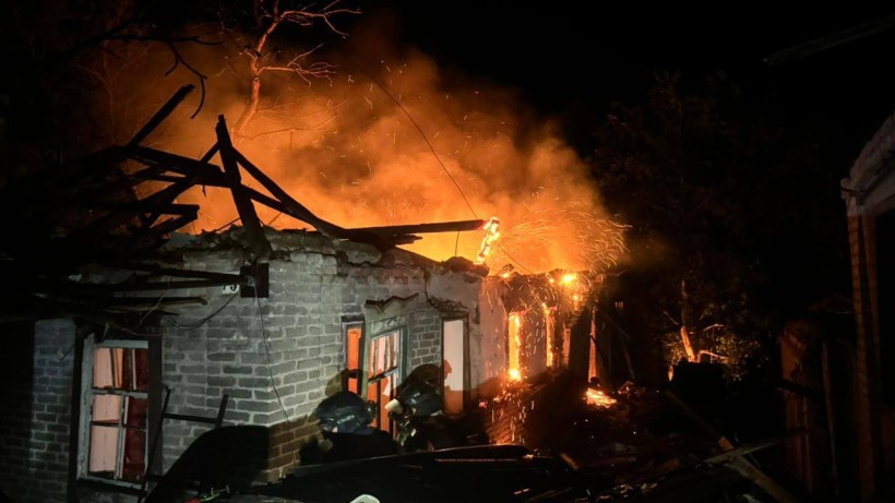 Пожежа у зруйнованій ворожим обстрілом будівлі.