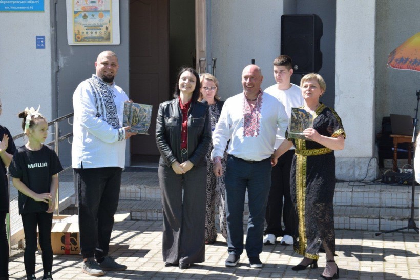 Учасників концертної програми відзначили подарунками