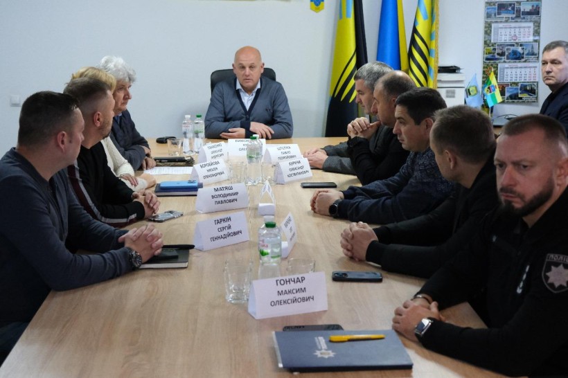 Представники громад та органів влади на нараді. В голові стола сидить перший заступник голови Донеччини Юрій Винокуров.
