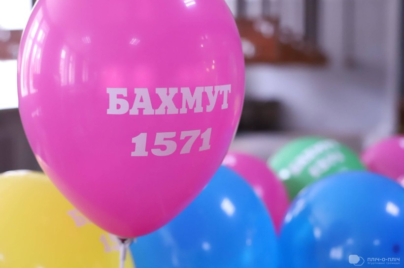 Рожева повітряна кулька з написамо Бахмут 1571