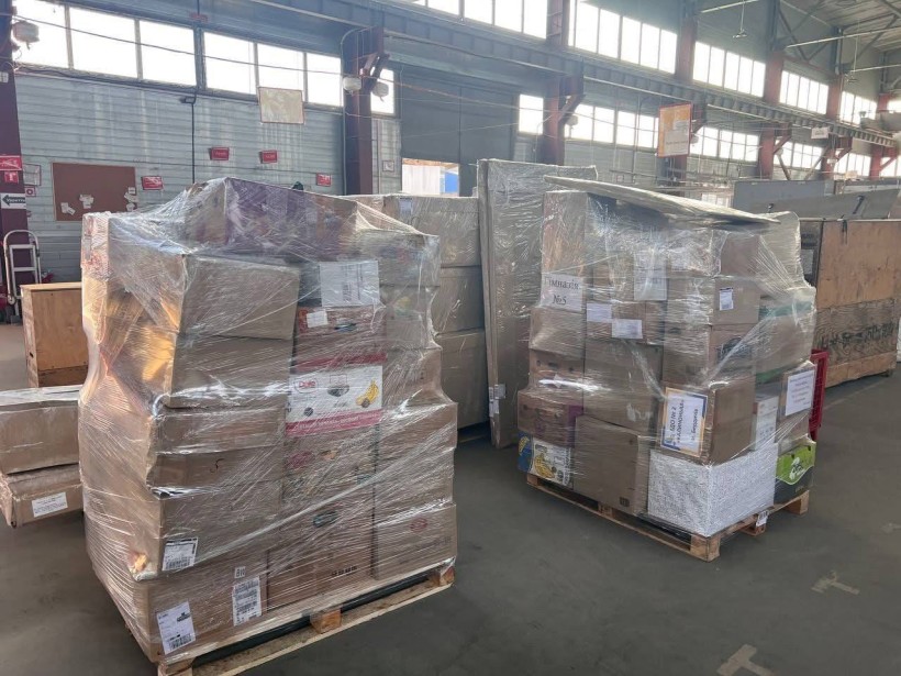 Палети з коробками з гуманітарною допомогою