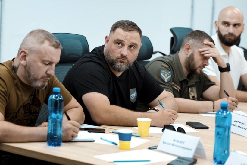 Учасники зустрічі обговорюють поширення інфокампанії щодо рекрутингу молоді в області.