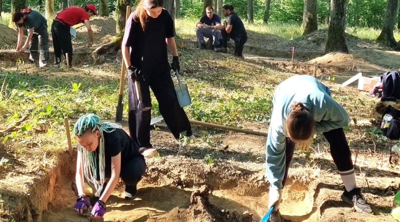 Студенти Маріупольського університету проводять розкопки