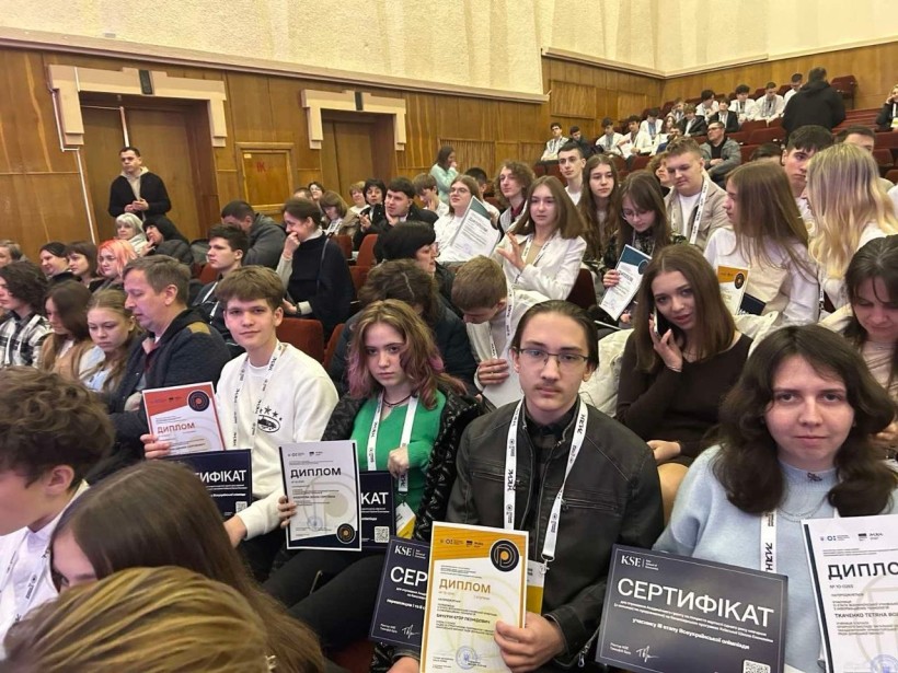 Команда учнів з Донеччини під час ІІІ етапу Всеукраїнської учнівської олімпіади з інформаційних технологій