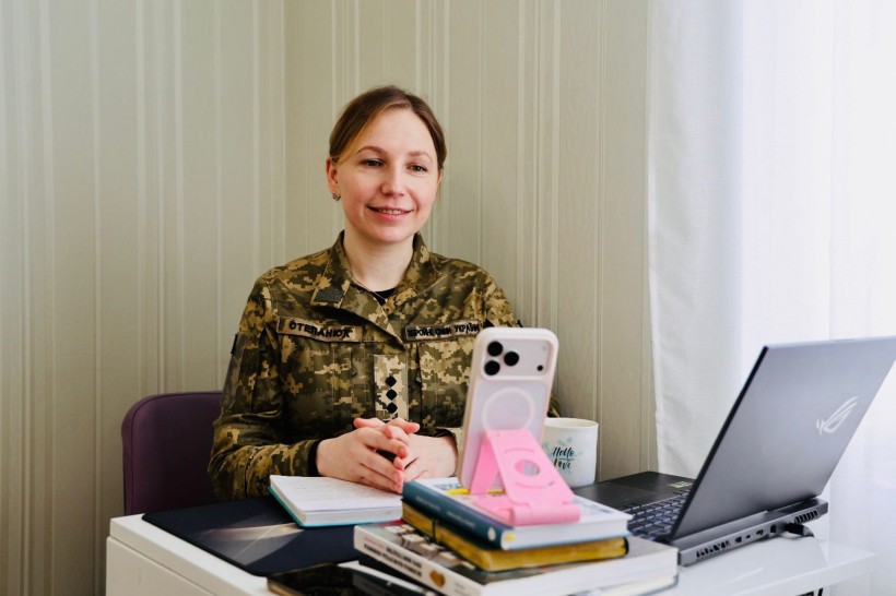 Юлія Степанюк з телефоном спілкується з дітьми