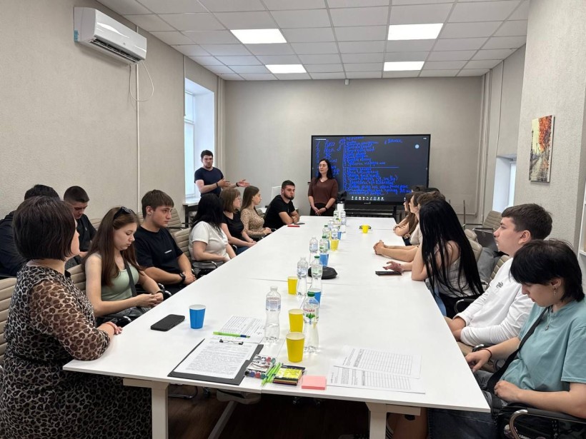 Учасники фокус-групи у місті Дніпро обговорюють ключові потреби молоді Донеччини. Молоді люди активно долучаються до дискусії, ділячись ідеями для створення регіональної Програми «Молодь Донеччини» на 2026–2030 роки.