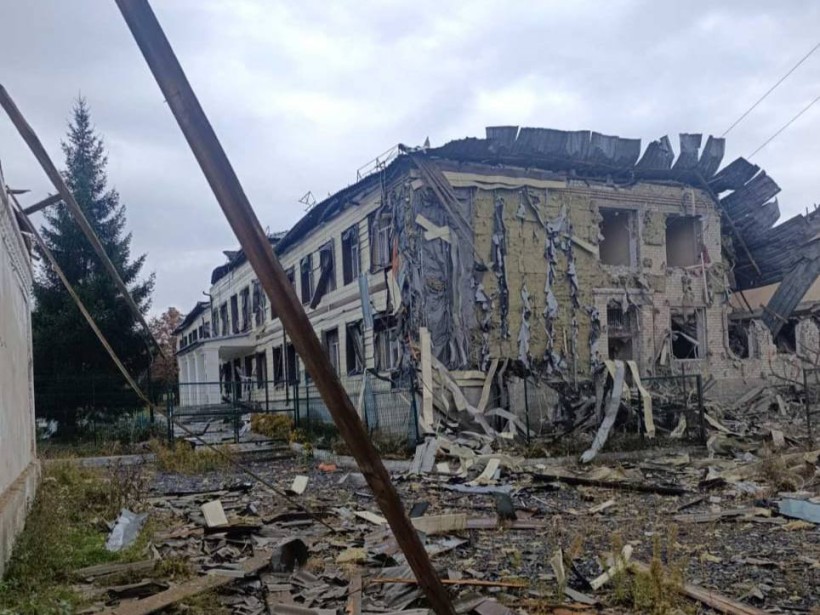 Зруйнована ворожим обстрілом двоповерхова будівля