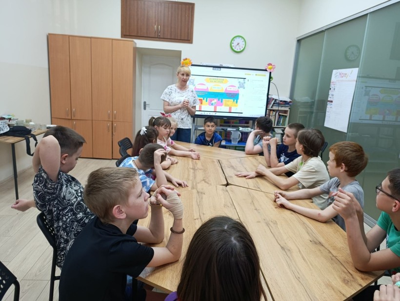Учасники табору «ART-простір» разом з викладачами під час дозвілля