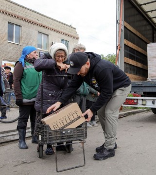 Представники Благодійної організації Благодійного фонду «GLOBAL EMPOWERMENT MISSION» GEM на постійній основі забезпечують мешканців Донеччини продуктовими наборами та питною водою, самостійно доставляючи допомогу у найвіддаленіші куточки області