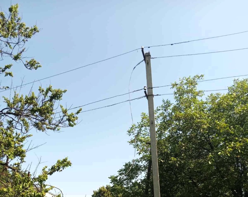 Пошкоджена електроопора після ворожого обстрілу.