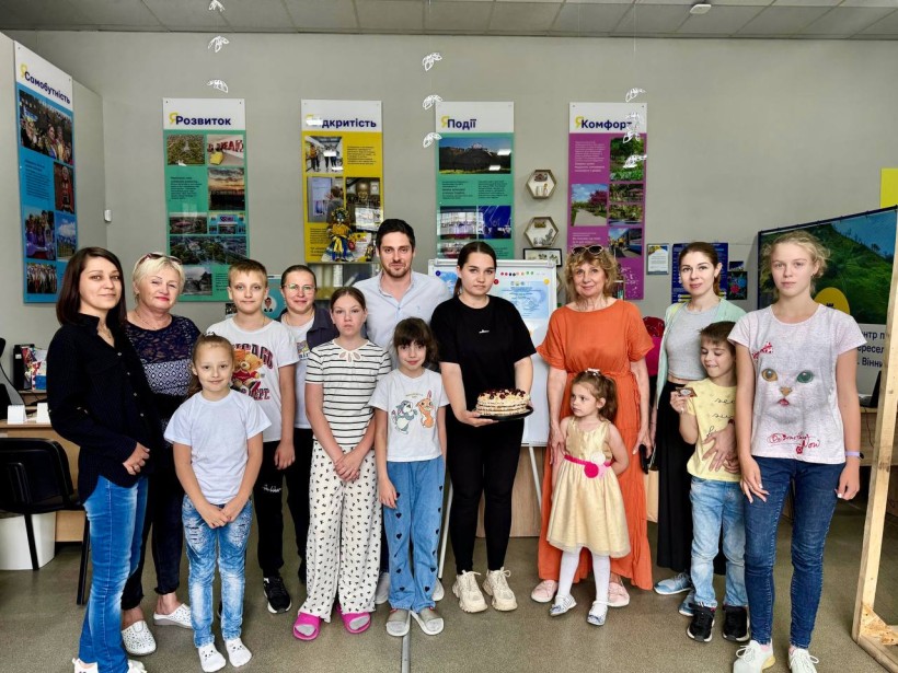 Діти у центрі підтримки переселенців «ЯМаріуполь» (м. Вінниця) на кулінарному майстер – класі приготували смачний торт для своїх татусів.